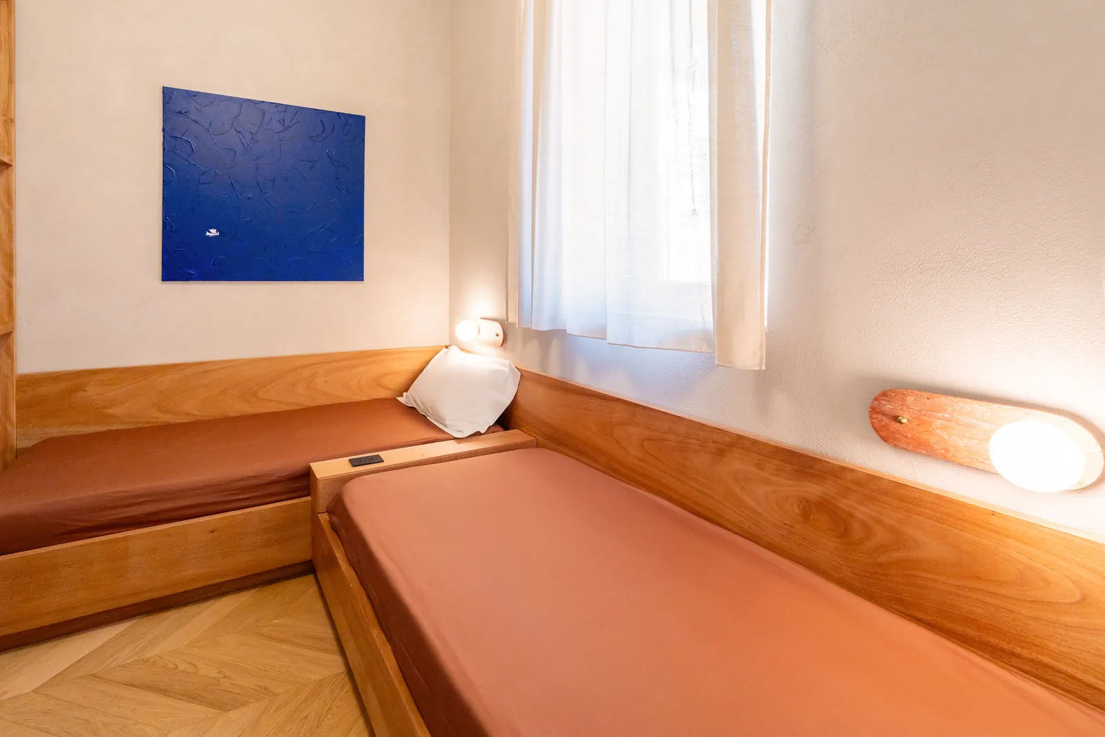 Camera con due letti singoli e quadro blu