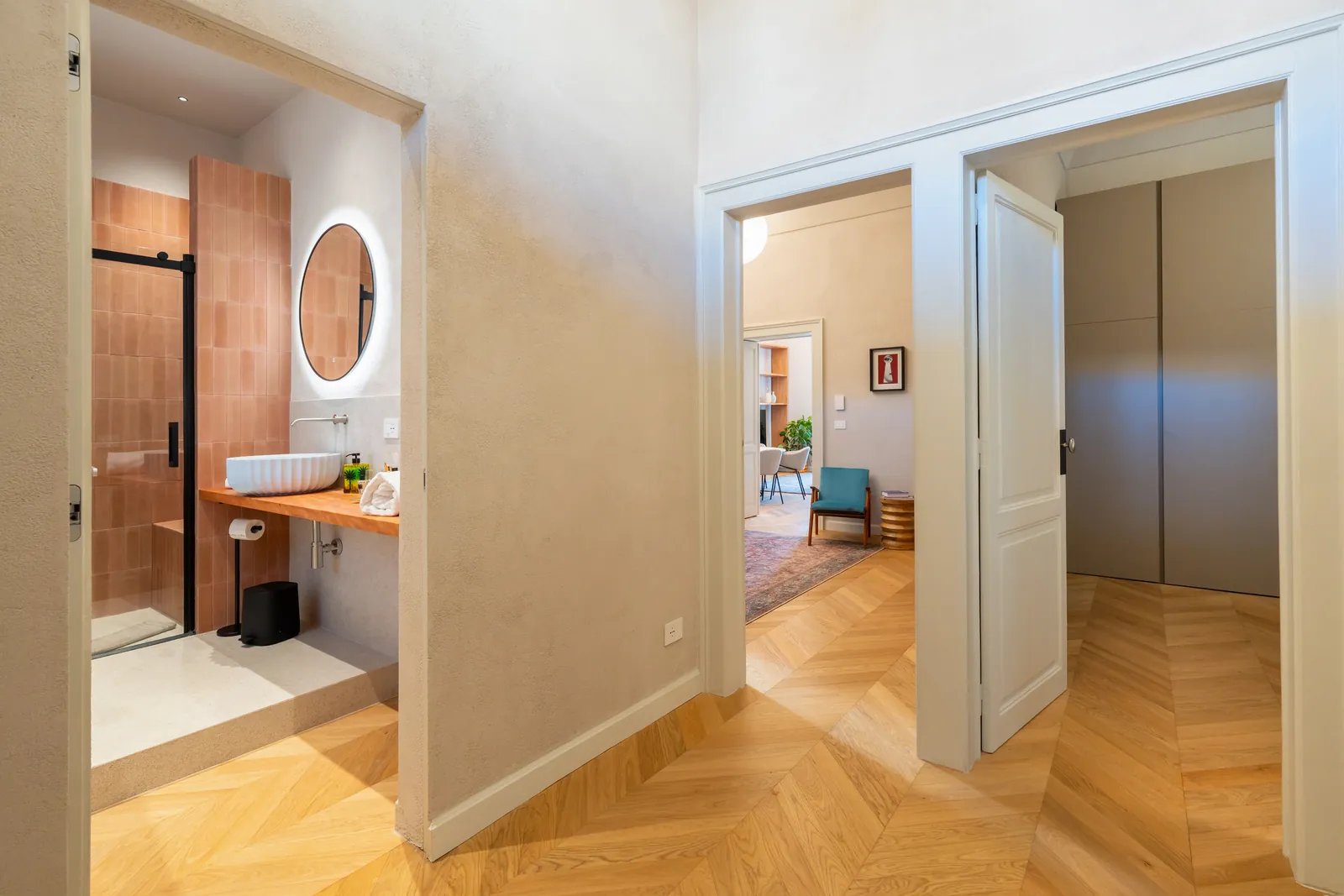 Disimpegno con le porte aperte sul bagno, sul living e sulle camere
